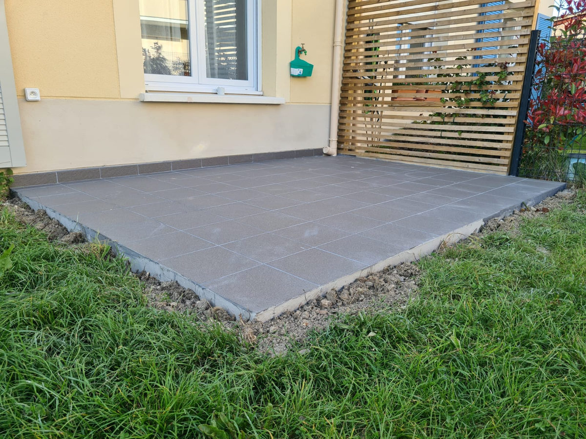 Terrasse béton en fond de jardin