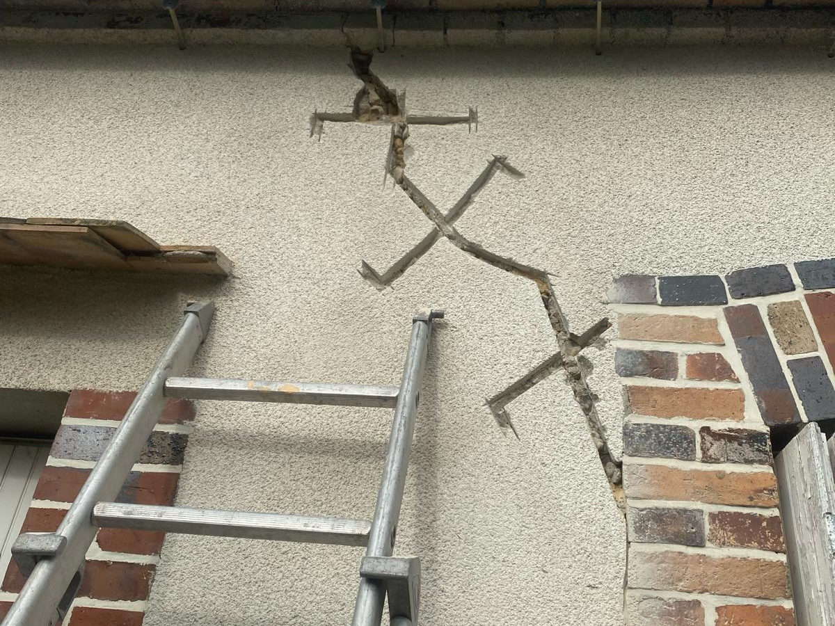 Agrafage sur mur en brique