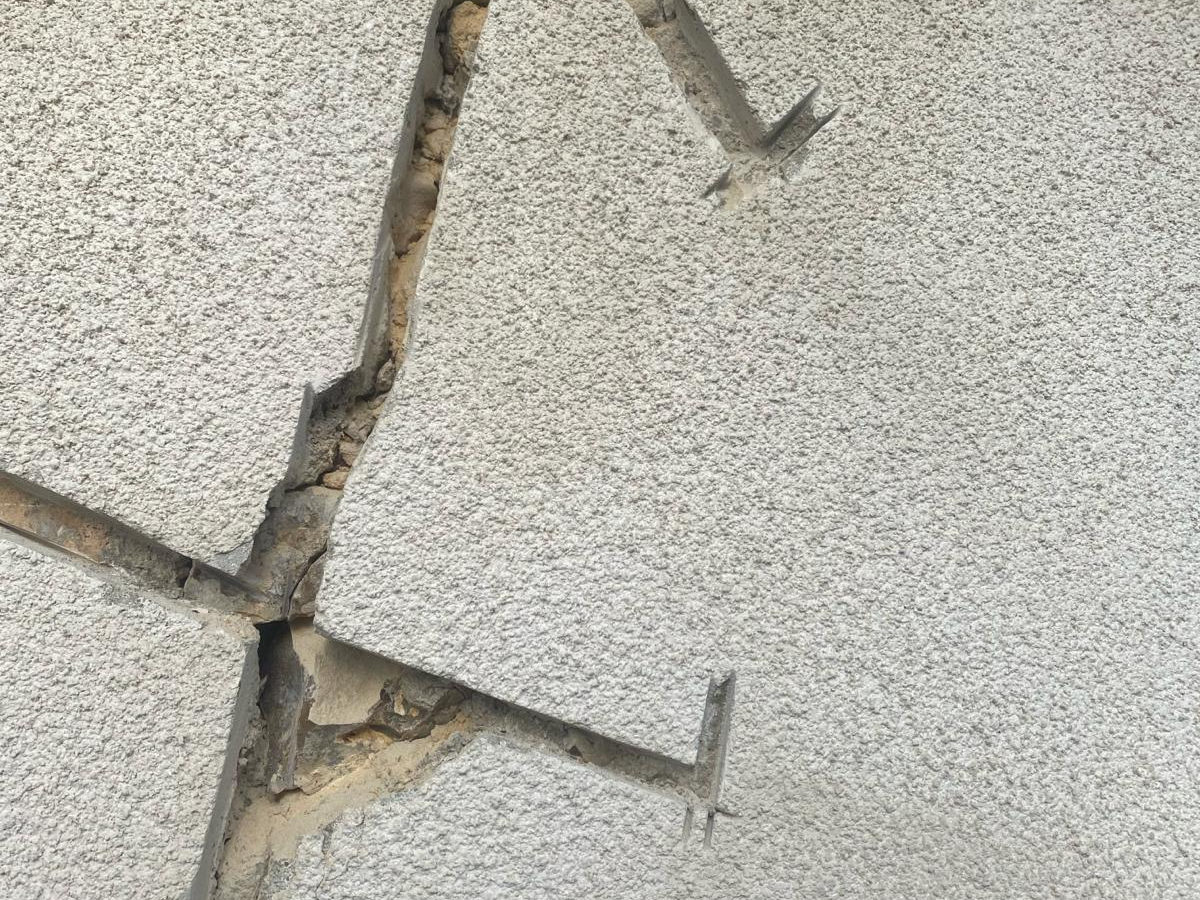 Fissure sur enduit, avant traitement