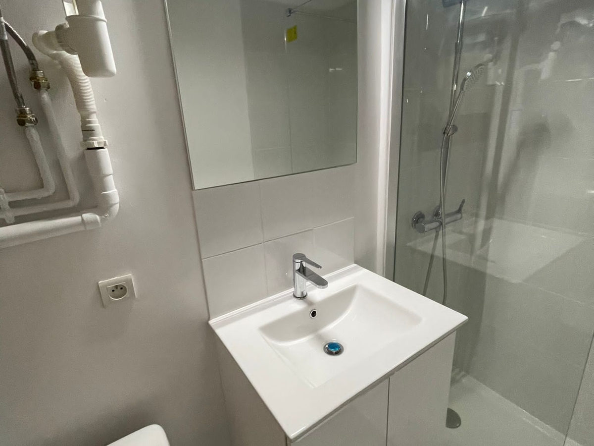 Salle d’eau avec meuble vasque
