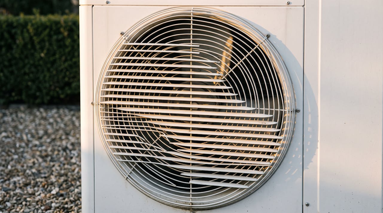 Gros plan sur la grille du ventilateur d’une pompe à chaleur